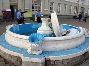 Житель Сумской области разрушил фонтан при попытке сделать селфи