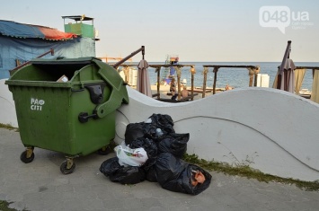 В первый день недели одесский Фонтан сразу же утонул в мусоре дорогих пляжей (ФОТО)