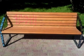 Обрисованная вандалами лавочка в центре Чернигова - это 1500 гривен убытка