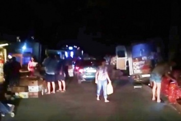 В Херсоне в центре города по ночам буйствует стихийная торговля (видео)
