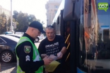 "Мы тут всегда останавливались. Ну и что, что знака нет - людям надо выйти": в Харькове патрульные провели рейд по "стихийным" автобусным остановкам