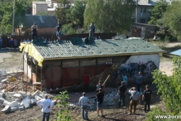 Под Киевом активисты снесли церковь РПЦ (ФОТО)