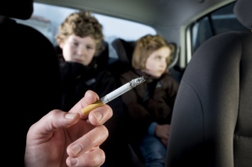 Ученые: Пассивное курения вредит здоровью детей