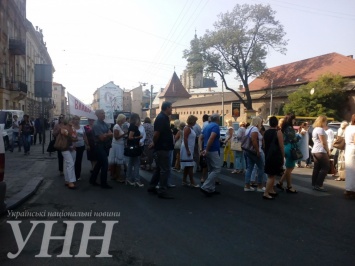 Львовские медики сегодня пикетировали облсовет и перекрывали дорогу