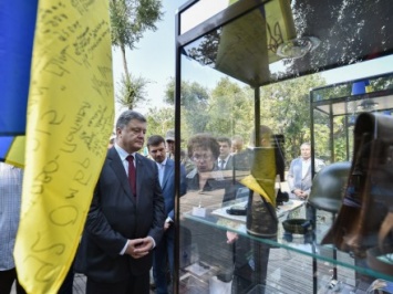 П.Порошенко посетил музей АТО "Шляхами Донбасса" в Днепре