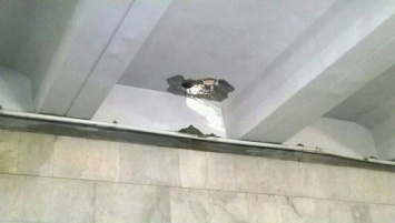 Отверстие в потолке на станции «Героев Днепра» оказалось сквозным