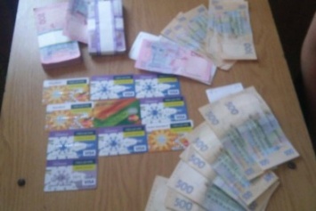 Женщина пыталась вывезти в "ДНР" крупную сумму денег и банковские карты