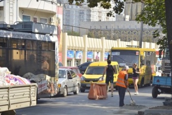 В Одессе разобрали тротуар Итальянского бульвара (ФОТО)
