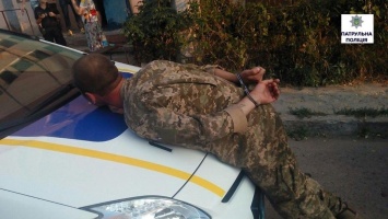 В Николаеве патрульные задержали мужчину в военной форме, обокравшего квартиру