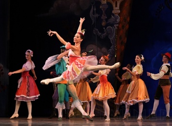 «Бархатный сезон в Одесской опере»: дети увидели балет-сказку про Чиполлино