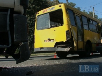 В Киеве грузовик протаранил маршрутку с пассажирами