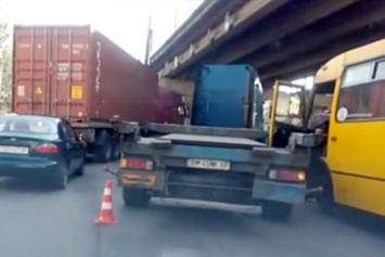 В Одессе грузовик въехал в маршрутку