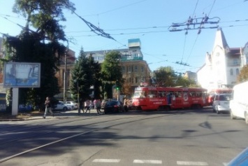 В Днепре из-за неправильно припаркованного авто остановились трамваи