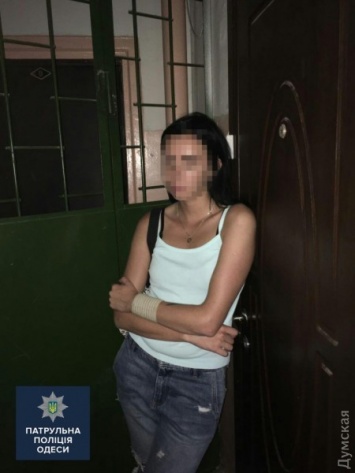 Полиция задержала миловидную одесситку, которая ограбила женщину в лифте