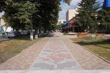 В центре Лохвицы проложили "вышиванковую" дорогу (фото)