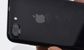 Фото: почему не стоит покупать iPhone 7 в цвете «черный оникс»