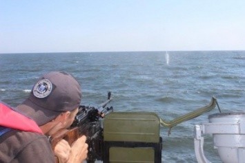 Мариупольские морские пограничники стреляли по водным целям (ФОТО)