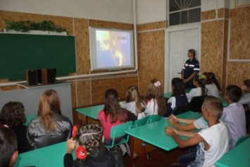 В рамках деятельности «Мобильного консультационного пункта социальной работы» спасатели научили детей основных правил безопасной жизнедеятельности