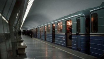 Двери одного из поездов московского метро открывались и закрывались на полном ходу