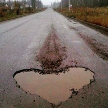 Во Владивостоке дороги ремонтировали дороги с помощью земли из соседнего газона