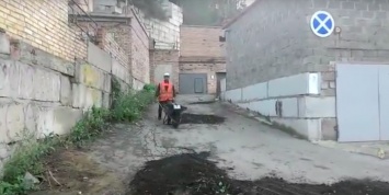 Во Владивостоке дорожные ямы "заасфальтировали" землей