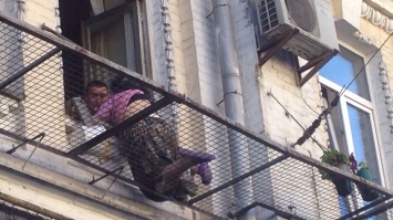 В центре столицы пожилая женщина собиралась выпрыгнуть из окна