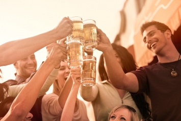 Компания влияет на количество выпиваемого алкоголя - ученые
