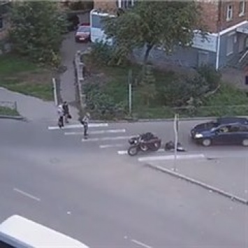 В Красноярске женщина въехала в мотоциклиста, пропускавшего пешеходов