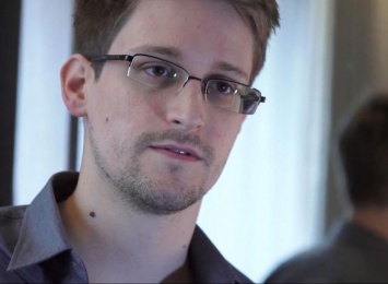 Сноуден посоветовал заклеивать пластырем камеру на ноутбуках