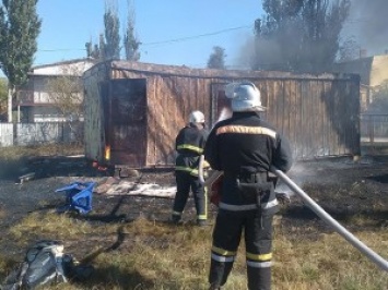 В Рыбаковке возле базы отдыха загорелся деревянный вагончик. Базу спасли
