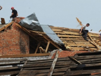 Ураган в Грузии: сорвало крыши домов, села обесточены