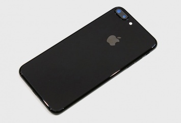Видео дня: разборка iPhone 7 Plus в цвете «черный оникс»