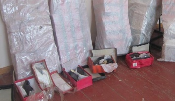 Мужчина пытался пронести в Россию 72 пары женской обуви
