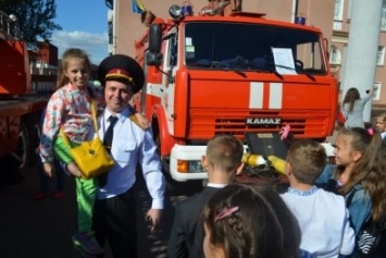 Маленькие криворожане поздравили спасателей города с наступающим профессиональным праздником (ФОТО)