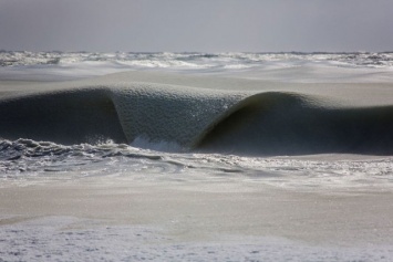 Полу-замороженные волны на побережье Нантакета