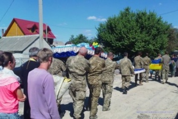 На Херсонщине похоронили офицера ВСУ, расстрелянного в зоне АТО дезертиром (фото)