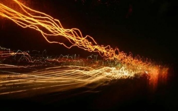 Российские ученые научились управлять скоростью света