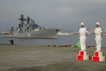 Российские и китайские моряки отработали оборону своих кораблей от противника