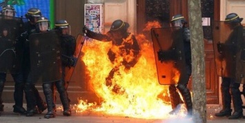 В Париже протестующие забросали полицейских коктейлями Молотова