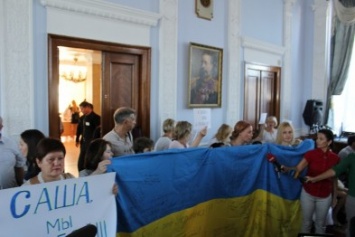 "Саша, мы с тобою", - на сессии горсовета в Николаеве пикет в поддержку Сенкевича (ФОТО)