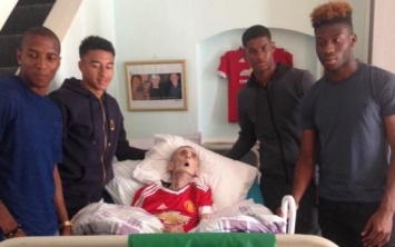 Игроки "Манчестер Юнайтед" навестили умирающего болельщика
