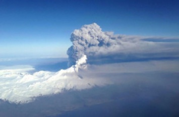 Российский вулкан выбросил пепел на 7 километров вверх