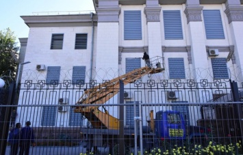 Перед выборами в Госдуму посольство РФ в Киеве укрепляют баррикадами