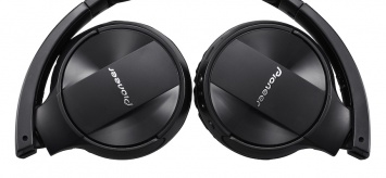 Pioneer выпустила беспроводную Bluetooth-гарнитуру SE-MJ553BT