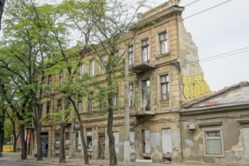 В центре Одессы в любую минуту может рухнуть аварийный фасад на дорогу (ФОТО)