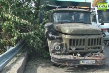 "В зале номера, передние колеса на кухне": как грузовик оказался на крыше дома в Харькове