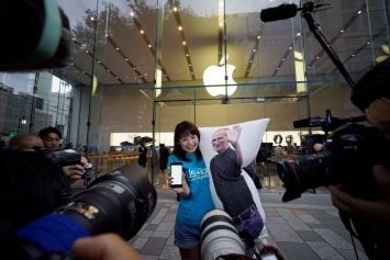 Фанаты Apple по всему миру приветствуют старт продаж новых iPhone