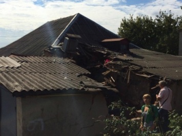 В результате ДТП в Харькове грузовик отбросило на крышу дома