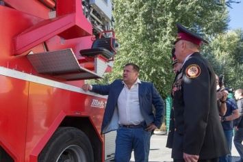 Мэр пообещал пожарным австрийскую форму и машину за миллион долларов