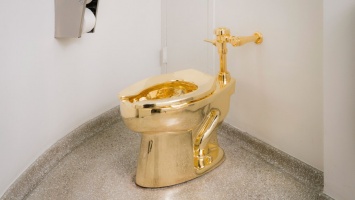 Нью-Йоркский музей приглашает всех желающих воспользоваться золотым унитазом